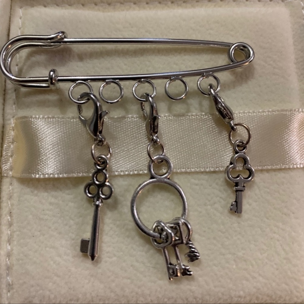 3/$20 🛍 - Charm Pin with Keys